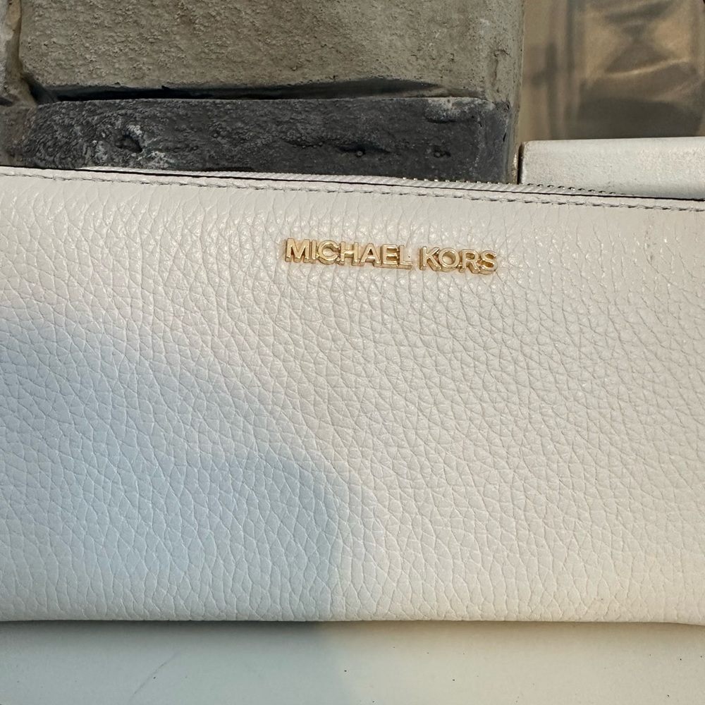 Michael Kors Zip Around Wallet-Beige - Picture 2 of 6